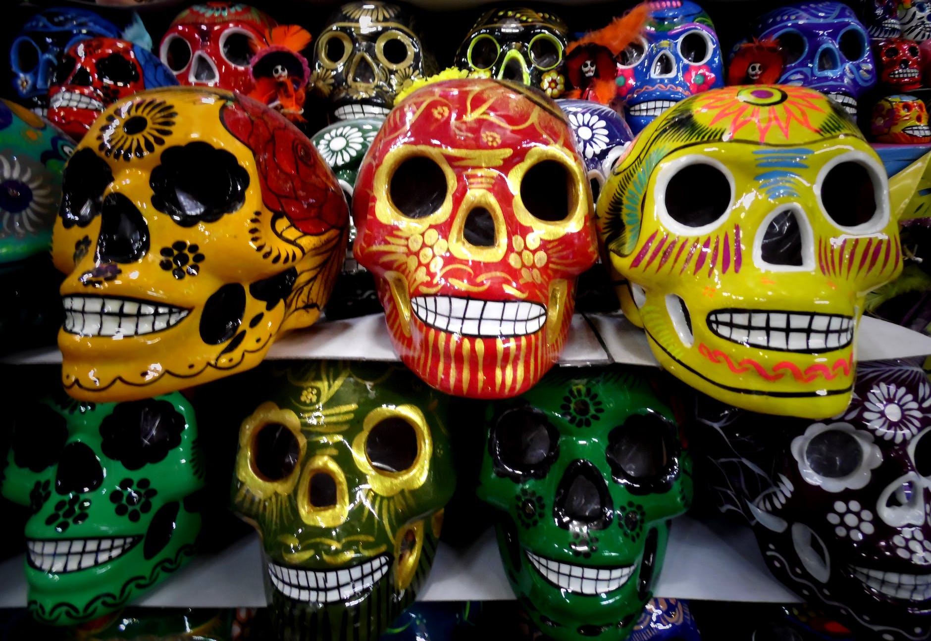 seven assorted color skullcandy figurines